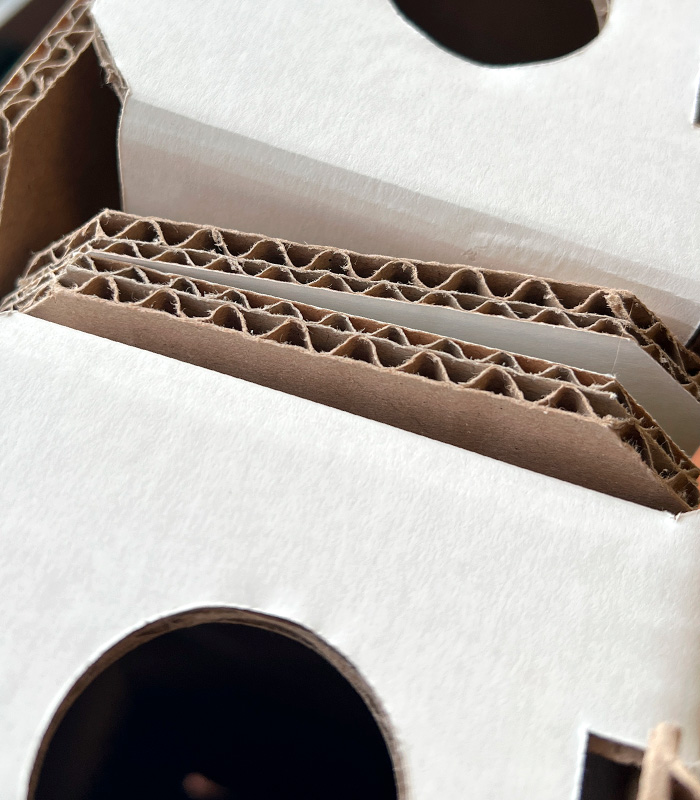 Gros plan tranche carton ondulé double cannelure pour caisse d'expédition bouteille de vin