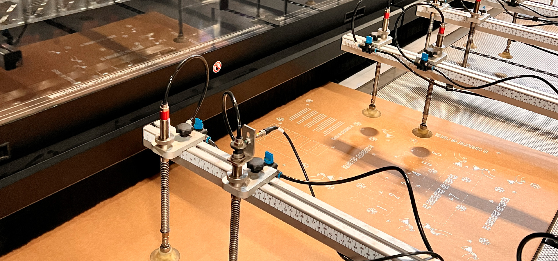 Machine d'impression numérique dans notre atelier en Nouvelle-Aquitaine, permettant de réaliser des calendriers de l'avent en petites séries