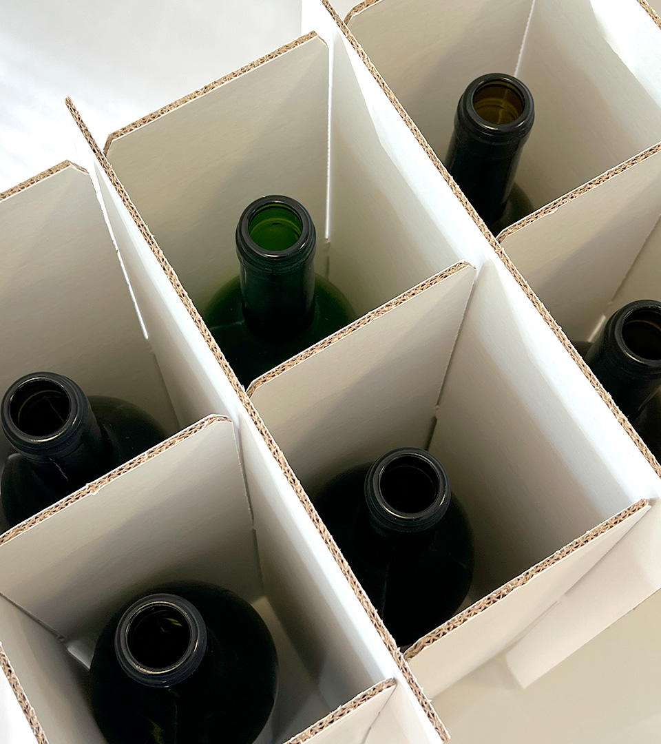 Détail du calage intérieur en carton ondulé sur mesure pour maintenir les bouteilles dans le calendrier de l'avent