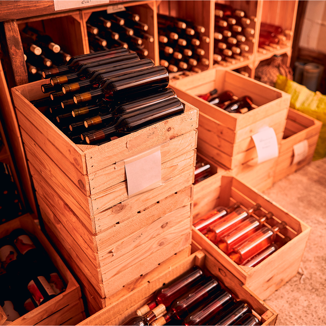 Caviste ou vigneron proposant ses bouteilles de vin dans un calendrier de l'avent premium en carton ondulé