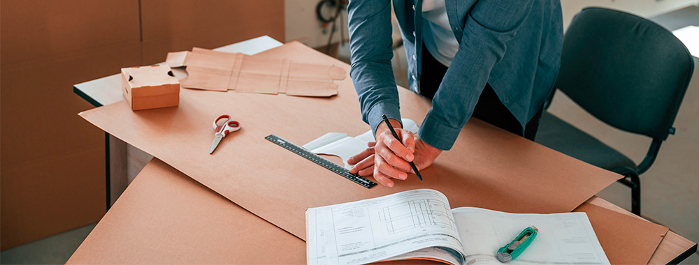 Atelier Mauco, équipe au travail sur des solutions d'emballage sur mesure