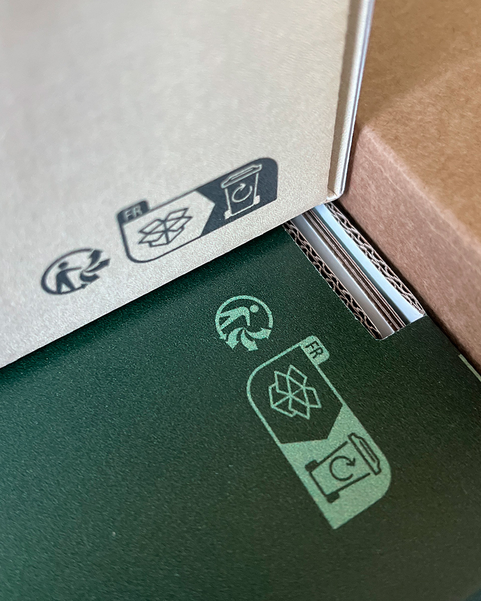 Pictogramme Info-Tri Triman imprimé sur emballage en carton ondulé recyclable, obligatoire sur tous les emballages depuis 2023