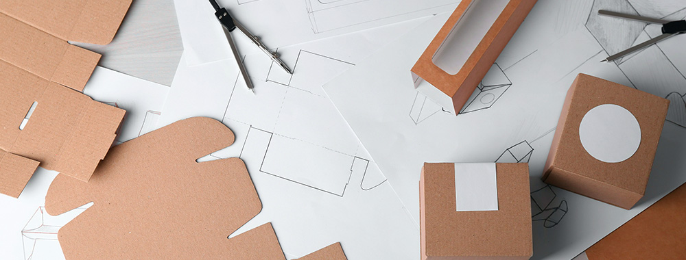 Ambiance bureau d'études Mauco, plans ou maquettes de prototype en cours