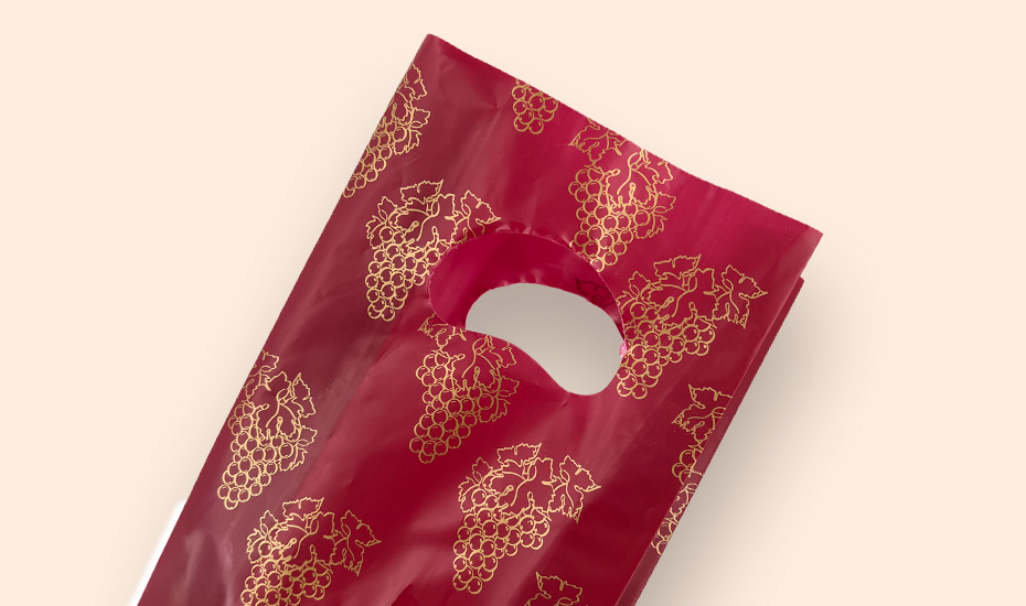 sac rouge bordeaux avec motifs dorés de raisins pour 1 bouteille de 75cl