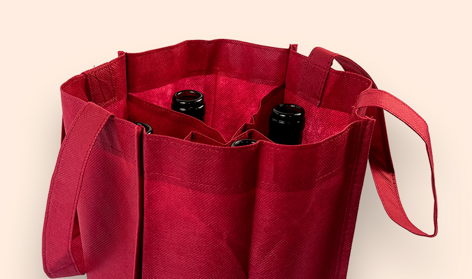 sac en tissu rouge bordeaux avec séparateur pour 4 bouteilles de 75cl