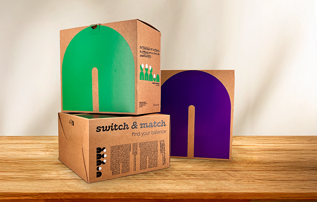 packaging en carton recyclé pour luminaire Switch & Match, motifs graphiques violet et vert sur fond kraft