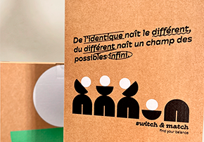 détail du packaging Switch & Match avec citation imprimée : 'De l’identique naît le différent...' et illustration graphique